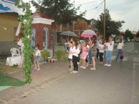 Djeca su pjevajući u procesiji stigla do kapelice Presvetog Srca Isusova uoči večernje mise