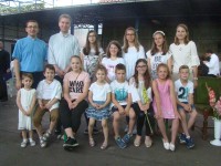 Retfalački recitatori sa mentoricom Blankom, župnikom i vikarom poslije mise u auto-servisu obitelji Đukić