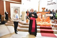 Mons. dr. Ivica Petanjak, krčki biskup, pozdravlja mlade iz Hrvatske i BiH u osječkoj župi i našega župnika