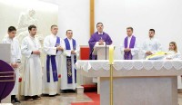 Vlč. Darko Tvrdojević predvodi večernju misu 29. ožujka 2017.