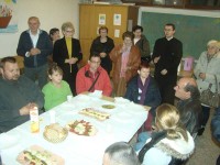 Župnik Ivica Martić predvodio molitvu na Caritasovoj večeri za siromašne i Zajednicu Vjera i Svjetlo