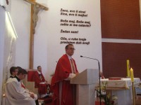 Župnik Ivica Martić pozdravlja vjernike, predvoditelja, suslavitelje, redovnice, predstavnike GČ i Županije te  zahvaljuje angažiranima u svečanoj proslavi župnoga goda